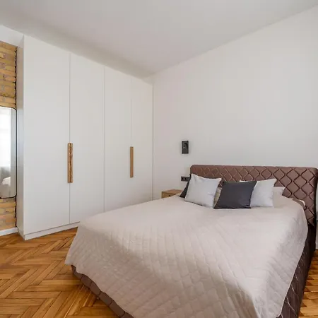 Mucenieku Old Town Bright